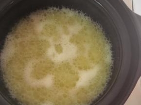 煮开后转小火，一次倒入低粉