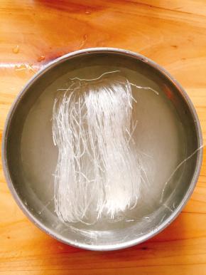 粉丝用开水泡软备用