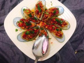 蒸好撒上葱花，将加热过的油泼在蒜泥上