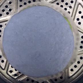 8.醒发到高度为原来的1.5倍到两倍时，冷水上锅，盖好盖子，开锅后蒸20分钟熄火，熄火后不要马上开盖子，闷五分钟后开盖