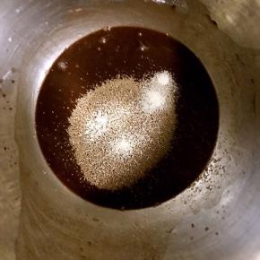 2.取其中一瓶倒入盆中(以可可液为例)，将一克酵母，及5克糖放入盆中搅拌均匀。