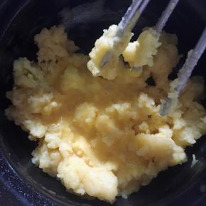 第二次再加入三分之一蛋液继续搅拌至蛋液全被吸收