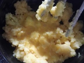 第二次再加入三分之一蛋液继续搅拌至蛋液全被吸收