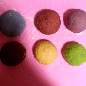 5.迅速将其它五种液体按上述方法揉成团