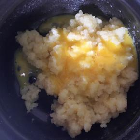 等面糊放凉至不烫手后倒入三分之一蛋液，搅拌至蛋液全被吸收