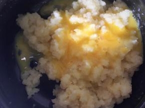 等面糊放凉至不烫手后倒入三分之一蛋液，搅拌至蛋液全被吸收