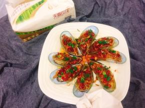 在用天喜玫花竹纤原色纸巾把盘子周围擦干净