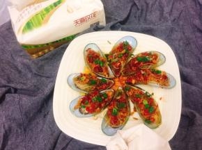 在用天喜玫花竹纤原色纸巾把盘子周围擦干净