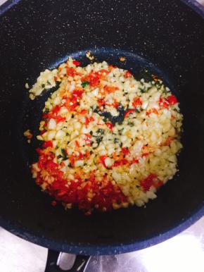 锅烧热倒一点点油，下蒜蓉辣椒一起爆出香味