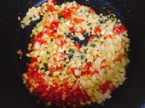 锅烧热倒一点点油，下蒜蓉辣椒一起爆出香味