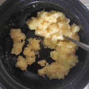 快速搅拌面糊，直到面糊成团即可关火