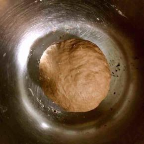 4.将搅拌好的面絮揉成团，盖保鲜膜醒发。