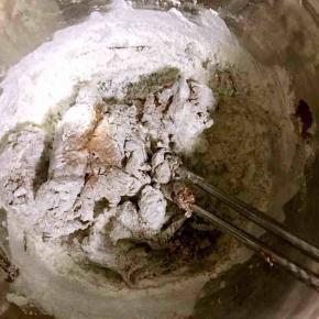 3.将100克面粉倒入盆中搅拌均匀