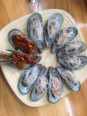 用勺子将蒜蓉辣酱铺好