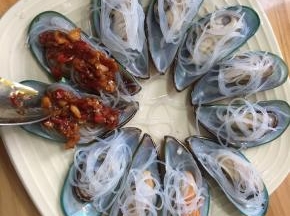 用勺子将蒜蓉辣酱铺好