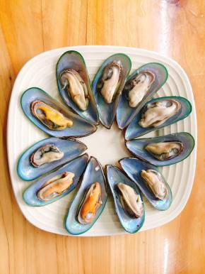 将青口剥开另一半摆到盘里