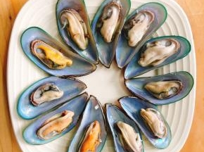 将青口剥开另一半摆到盘里