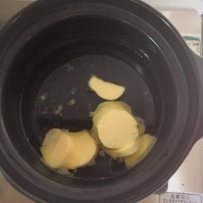 黄油，盐，糖和水放入锅中，大火煮开