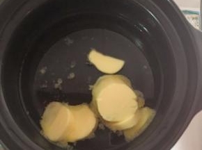 黄油，盐，糖和水放入锅中，大火煮开