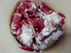 将鸡粉、料酒、淀粉调匀，将肉片抓匀腌制一会儿