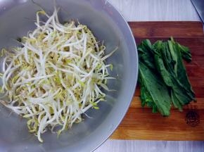 豆芽洗净，沥净水分。小油菜洗净，掰段