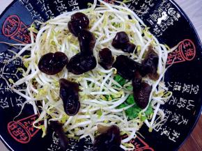 将豆芽和小油菜焯一下水，放入碗底备用