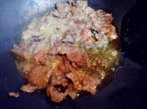 腌制好的牛肉滑一下热油，捞出备用。这样能缩短煮的时间，肉片更嫩一些
