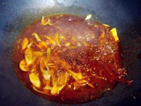 热锅热油，炒香郫县辣酱，将葱白、姜粉、高汤（或水）、生抽、料酒、盐放入调匀。高汤的多少要根据最后盛入的碗的大小决定。