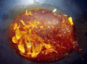 热锅热油，炒香郫县辣酱，将葱白、姜粉、高汤（或水）、生抽、料酒、盐放入调匀。高汤的多少要根据最后盛入的碗的大小决定。