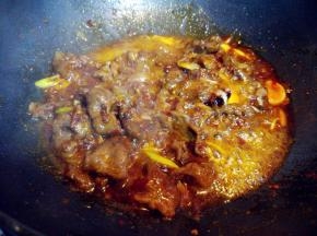 将肉片倒入稍煮一下。