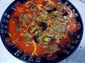连汤带肉片一起倒入之前铺好豆芽和小油菜的大碗中。