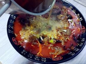 表面撒少许葱花，干辣椒，将烧热的辣椒油和麻油浇在上面即可。