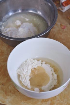 将油皮和油酥，分别混合，油皮要揉出薄膜，静置半小时。