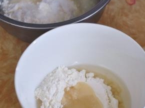 将油皮和油酥，分别混合，油皮要揉出薄膜，静置半小时。