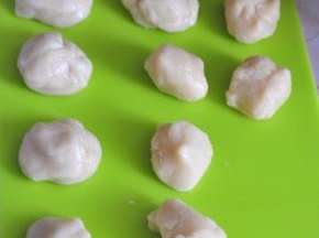 将油皮和油酥分别分成5份。