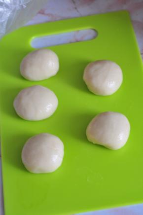 全部操作完，盖上保鲜膜静置15分钟。