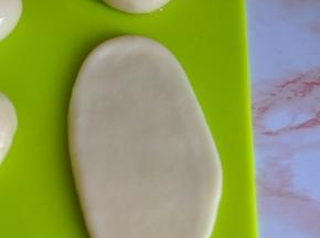 取一个面团，擀成牛舌状。