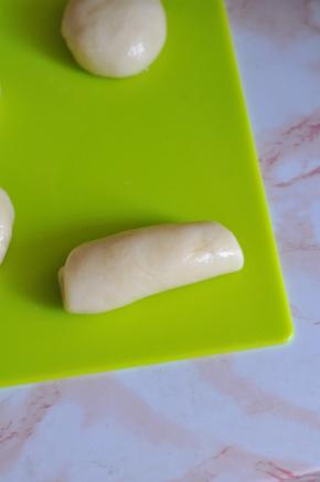 由上至下卷起，盖上保鲜膜静置15分钟。