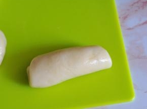 由上至下卷起，盖上保鲜膜静置15分钟。