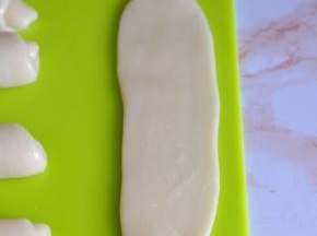 取一个面条，再次擀卷，这次擀得比较长，由上至下卷起，盖上保鲜膜静置15分钟。