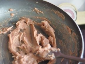 用了盒装的香芋馅，觉得有点湿，所以下锅炒几分钟，炒干些。