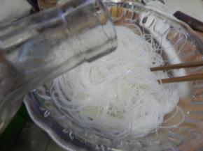 粉好的粉丝加入油搅拌均匀