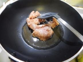 锅里加入油加入猪肉