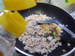 炒散后加入生抽