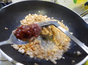 炒匀后加入大豆酱