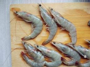 虾洗净，去头