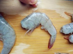 从第三节腹部开始，剥掉壳