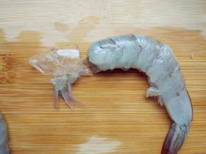 前边两节壳一撸就可以剥掉了