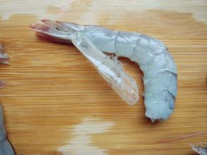 再从最后一节腹部剥开，留下尾部的壳做造型