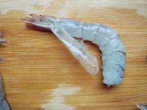 再从最后一节腹部剥开，留下尾部的壳做造型